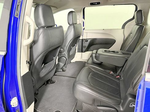 Used 2018 Chrysler Pacifica Touring-L w/ Tire & Wheel Group FWD image 34