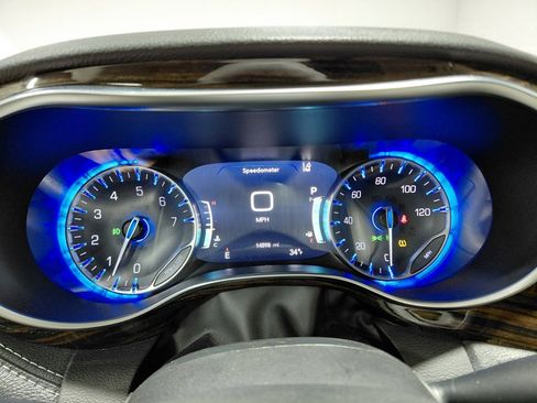 Certified 2024 Chrysler Pacifica Limited image 40