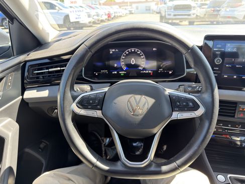 Used 2025 Volkswagen Jetta SE FWD image 28