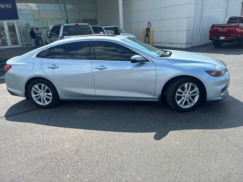 Used 2018 Chevrolet Malibu LT w/ Driver Confidence Package FWD image 2