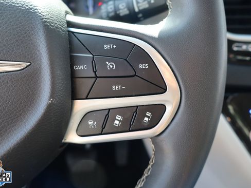 Used 2024 Chrysler Pacifica Touring-L FWD image 16