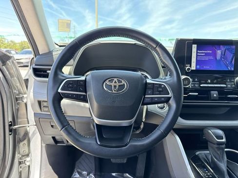 Used 2023 Toyota Highlander LE FWD image 37