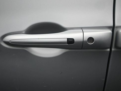 Used 2024 Chrysler Pacifica Touring-L image 15