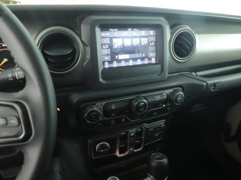 Certified 2022 Jeep Gladiator Sport image 12