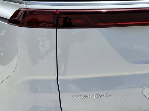 Used 2023 Kia Carnival LX FWD image 7