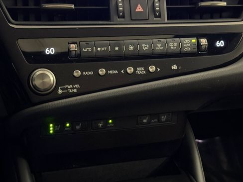 Used 2025 Lexus ES 300h w/ Premium Package FWD image 17