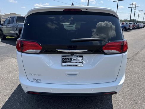 New 2026 Chrysler Voyager LX image 5