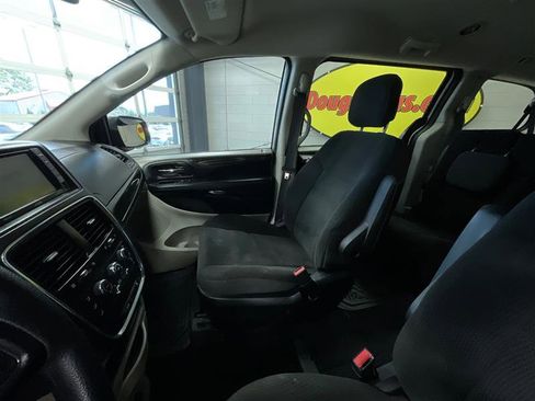 Used 2019 Dodge Grand Caravan SE w/ UConnect Hands-Free Group image 12