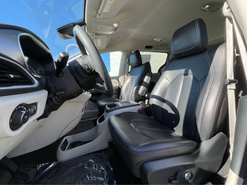Used 2024 Chrysler Pacifica Touring-L image 20