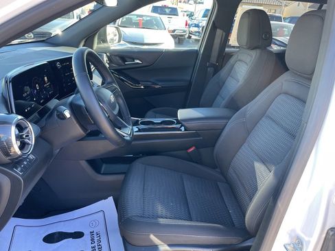 Used 2025 Chevrolet Equinox LT image 3