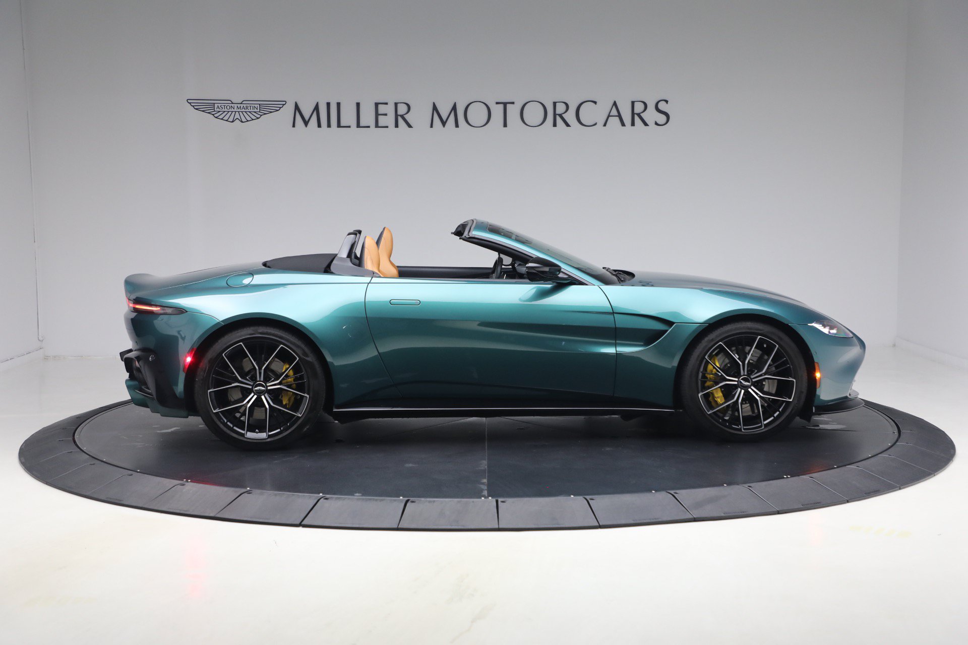 Used 2023 Aston Martin V8 Vantage Roadster RWD image 9