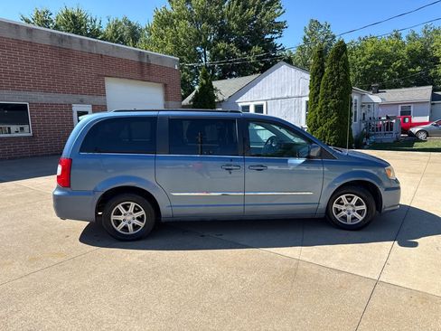 Used 2012 Chrysler Town & Country Touring FWD image 4
