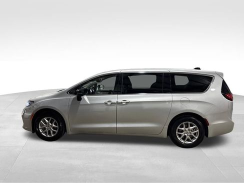 Used 2024 Chrysler Pacifica Touring-L image 2