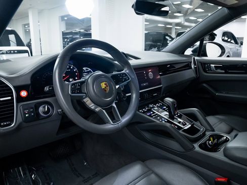 Used 2022 Porsche Cayenne Coupe image 19