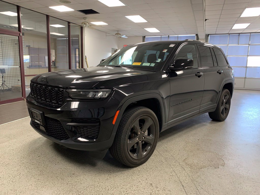 Used 2023 Jeep Grand Cherokee Altitude AWD/4WD image 3