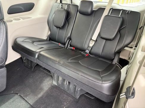 Used 2024 Chrysler Pacifica Touring-L image 11