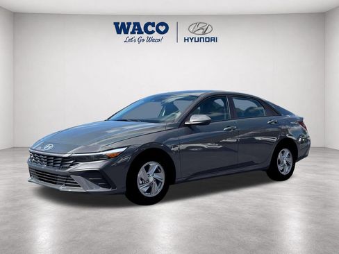 Used 2026 Hyundai Elantra SE FWD image 2