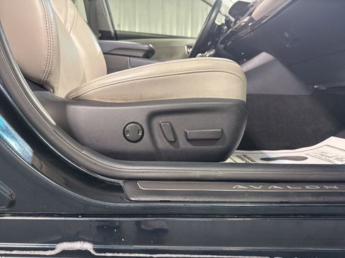 Used 2015 Toyota Avalon Limited w/ Technology Package FWD image 11