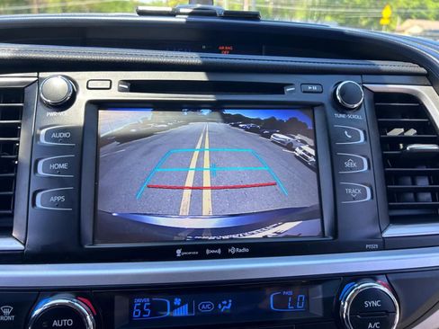 Used 2017 Toyota Highlander Plus w/ Carpet Mat Package image 27