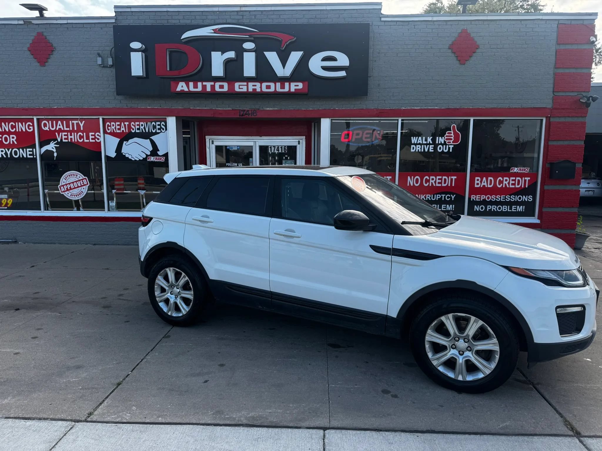 Used 2018 Land Rover Range Rover Evoque SE Premium AWD/4WD image 2
