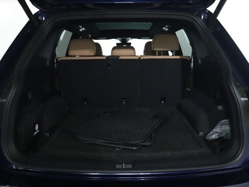 Used 2022 Volkswagen Tiguan SE w/ Panoramic Sunroof Package image 32