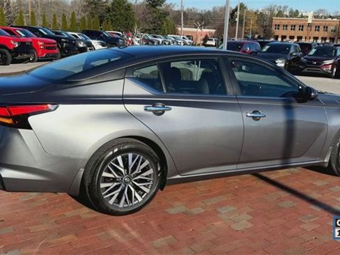 Used 2023 Nissan Altima 2.5 SV image 3