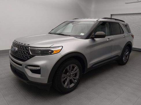 Used 2021 Ford Explorer XLT w/ Equipment Group 202A RWD image 2