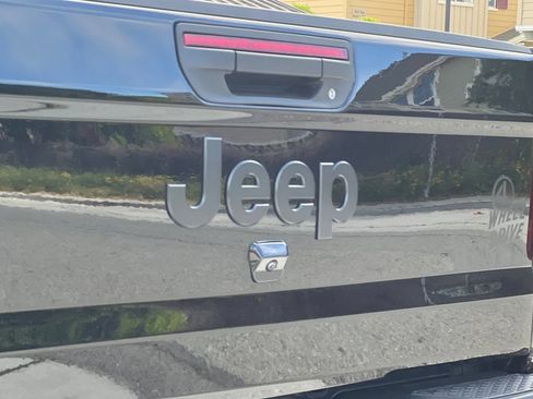 Used 2023 Jeep Gladiator Sport AWD/4WD image 25