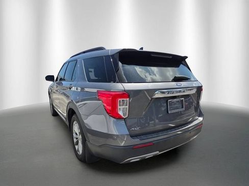 Used 2023 Ford Explorer XLT AWD/4WD image 2