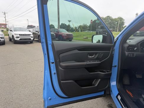 Used 2025 Honda Pilot TrailSport image 13