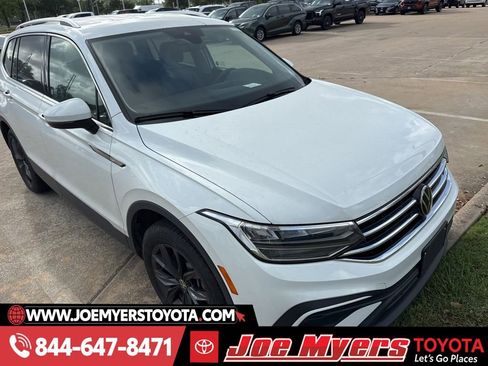Used 2024 Volkswagen Tiguan SE image 2
