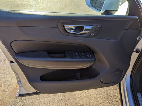 Used 2019 Volvo XC60 T5 Momentum w/ Premium Package image 9