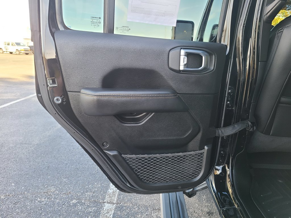 Used 2022 Jeep Gladiator Overland AWD/4WD image 16