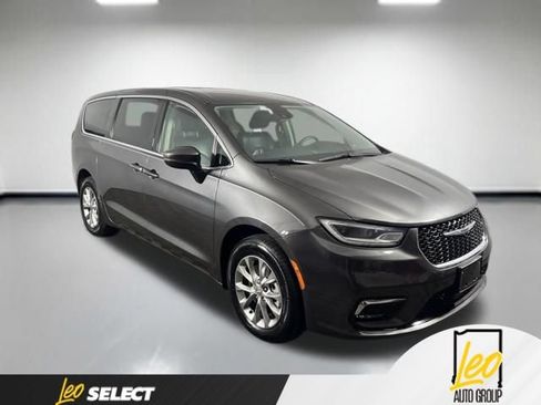 Used 2023 Chrysler Pacifica Touring-L AWD/4WD image 4