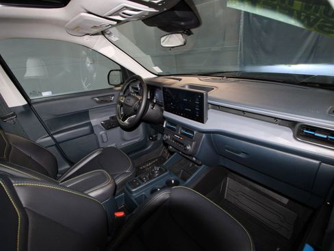 Used 2025 Ford Maverick Lobo image 24