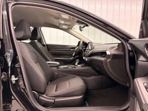 Used 2025 Nissan Altima 2.5 SV FWD image 11