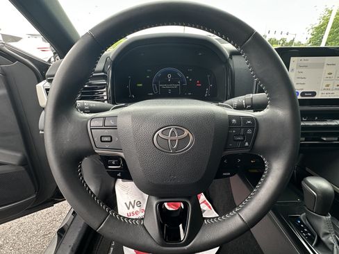 Used 2025 Toyota Camry SE w/ Convenience Package FWD image 19