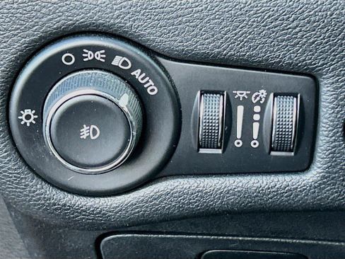 Used 2019 Jeep Cherokee Trailhawk AWD/4WD image 34