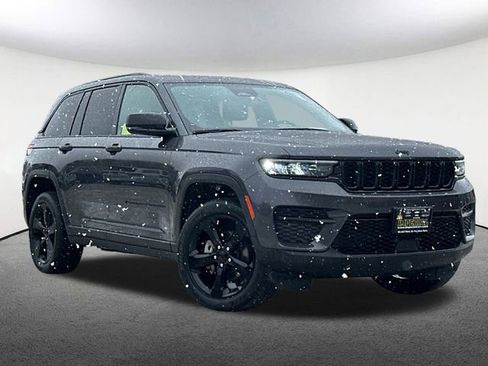 Used 2023 Jeep Grand Cherokee Altitude image 2