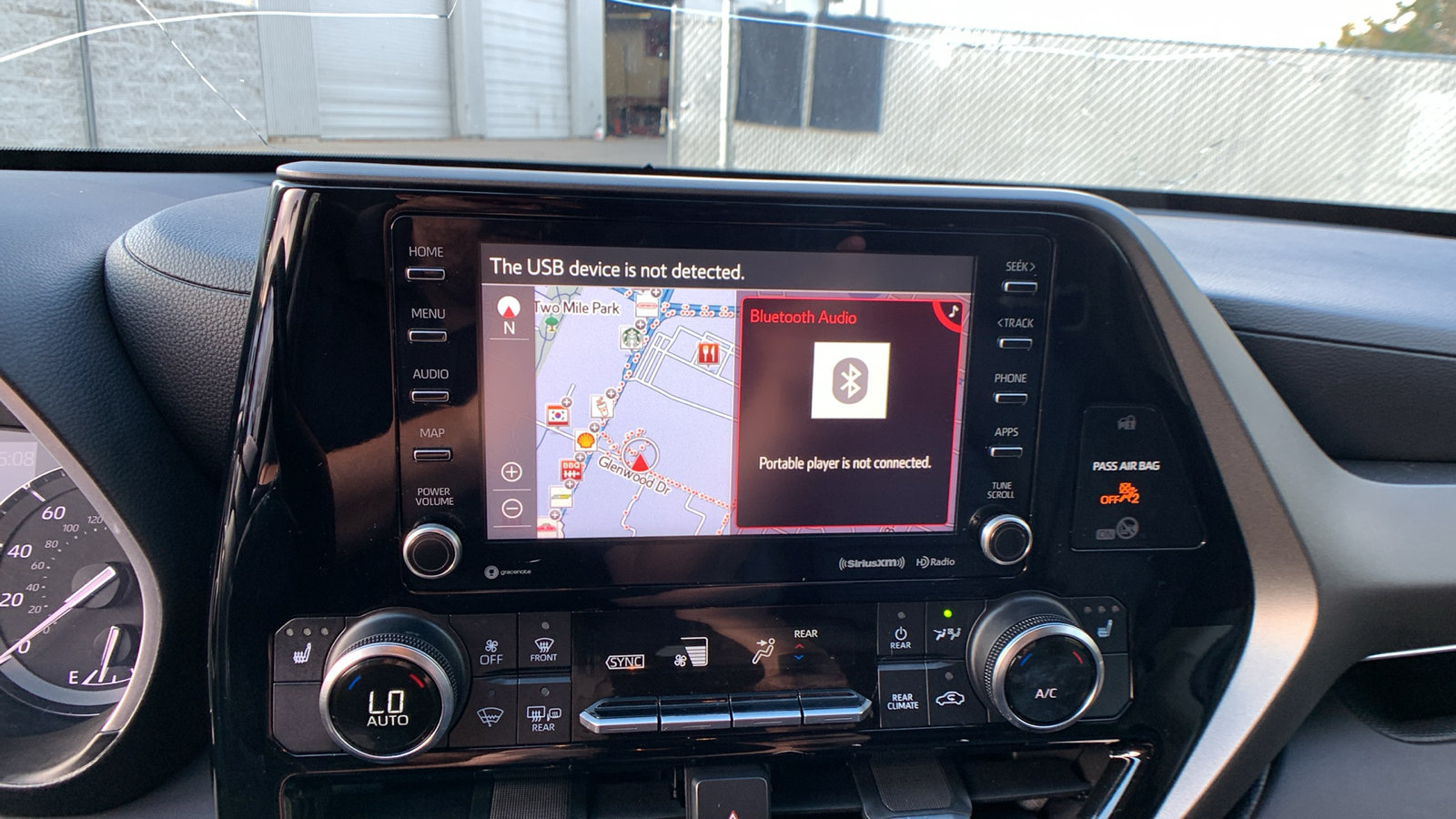 Used 2021 Toyota Highlander XLE AWD/4WD image 14