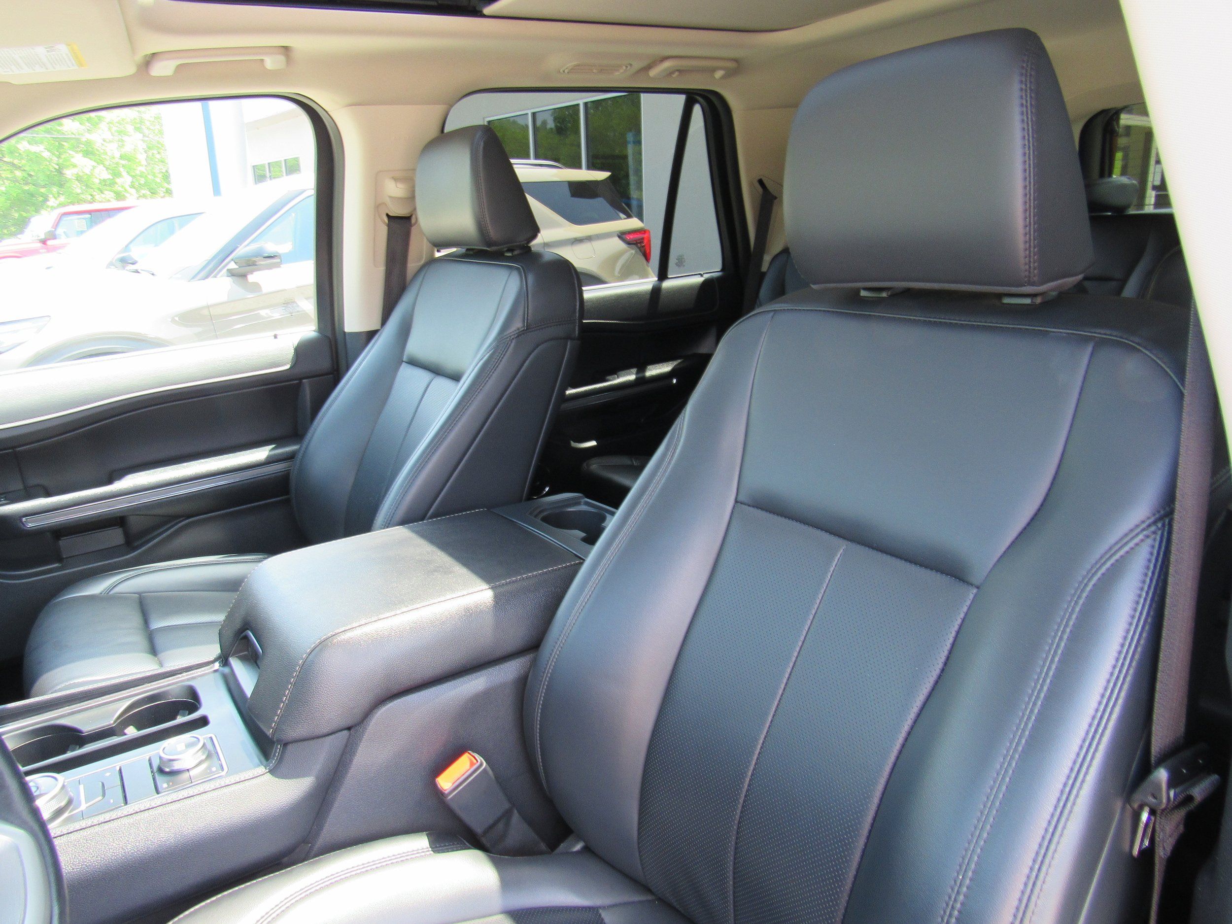 Used 2024 Ford Expedition XLT AWD/4WD image 29