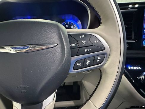Used 2017 Chrysler Pacifica Limited FWD image 40