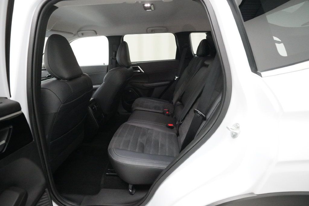 Used 2025 Mitsubishi Outlander AWD image 16