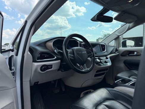 Used 2020 Chrysler Voyager Lxi w/ Cold Weather Group FWD image 11