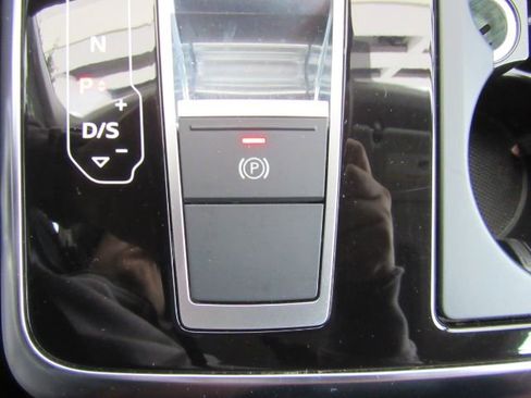 Used 2022 Audi Q8 Premium image 50