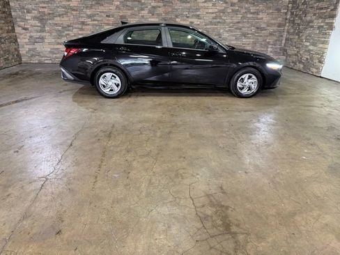 New 2025 Hyundai Elantra SE image 4