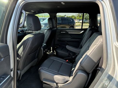 Used 2025 GMC Acadia Elevation w/ Elevation Premium Package AWD/4WD image 25