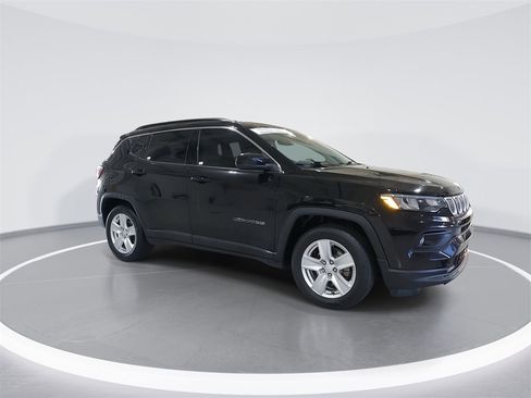 Used 2022 Jeep Compass Latitude image 2