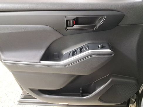 Used 2023 Toyota Highlander LE image 22