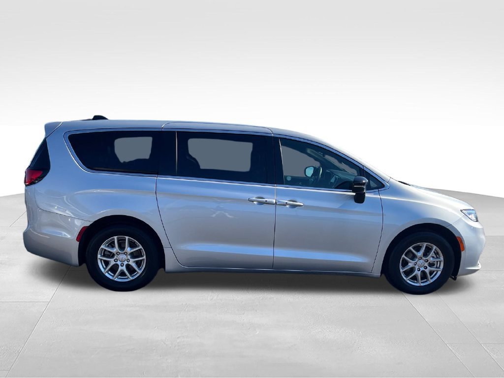 Used 2026 Chrysler Pacifica Select FWD image 6